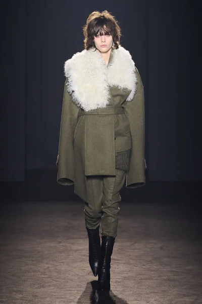 Look 16